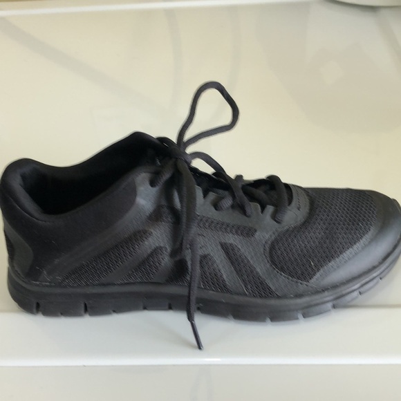 CHAMPIONS ALL BLACK MEMORY FOAM SNEAKERS. SIZE US9 - Picture 8 of 14